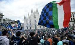 Les supporters de l'Inter Milan célÚbrent leur titre en Serie A sur la Piazza Duomo à Milan en Italie, le 2 mai 2021.