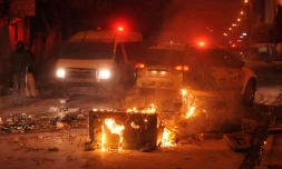 Des véhicules de police dans une rue d'Ettadhamen, dans la banlieue de Tunis, après des heurts nocturnes le 8 janvier 2018