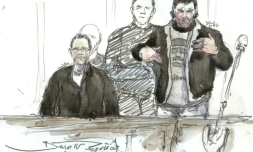 Le prévenu Farid Kharraki (d) et le policier Jonathan Guyot (g), le 8 mars à Paris 