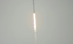 La fusée Falcon 9 de SpaceX décolle de la base aérospatiale de Vandenberg en Californie le 17 janvier 2016, transportant le satellite franco-américain Jason 3