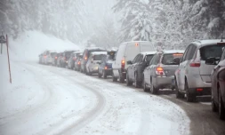 Des automobilistes sur une route des Alpes, le 11 novembre 2016