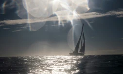 Le Gallois Alex Thomson à bord de son voilier Hugo Boss au large des Sables-d'Olonne, le 8 novembre 2020