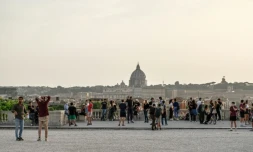 Des promeneurs sur la terrasse du Pincio prĂšs de la Villa Borghese, Ă Rome le 17 mai 2020