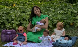 La youtubeuse Gabi Matos et sa collection de "bébés reborn" à Campinas, dans l'État de Sao Paulo, le 22 mai 2025 au Brésil
