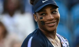 Serena Williams lors de sa reprise en double avec Ons Jabeur contre Sara Sorribes Tormo et Marie Bouzkova au tournoi d'Eastbourne, en Angleterre, le 21 juin 2022