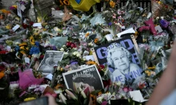 Bouquets de fleurs, photos et messages ont été déposés par des anonymes devant le palais de Buckingham depuis le décès d'Elizabeth II