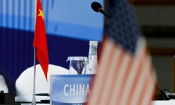 Les drapeaux chinois et américain lors d'une conférence sur le traité de non-prolifération nucléaire le 30 janvier 2019 à Pékin