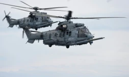 Deux hélicoptères français Caracal lors d'un exercice d'approvisionnement en carburant, le 6 juin 2016