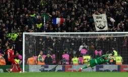 Le gardien parisien Gianluigi Donnarumma décisif dans la séance de tirs au but face à Liverpool à Anfield, le 11 mars 2025 