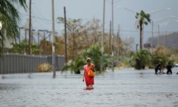 Une habitante de San Juan dans une rue inondée après le passage de l'ouragan Maria, le 22 septembre 2017 à Porto Rico