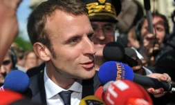 Emmanuel Macron parle à la presse pendant les "fêtes johanniques" d'hommage à Jeanne d'Arc à Orléans le 8 mai 2016