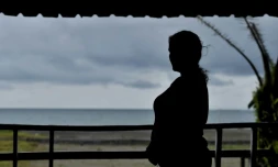 Une femme, victime de racket, pose pendant une interview avec l'AFP à Tumaco, Colombie, le 20 juin 2020
