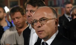 Le ministre de l'Intérieur Bernard Cazeneuve (c) à Nice avec le président de la région Paca Christian Estrosi à Nice dans la nuit du 14 au 15 juillet 2016