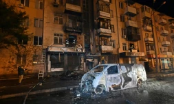 Des secouristes ukrainiens interviennent sur un immeuble résidentiel après une attaque de drones à Kharkiv dans la nuit du 2 au 3 mai 2025