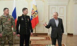 Photo transmise par l'agence officielle russe Sputnik montrant le président Vladimir Poutine lors d'une rencontre avec des militaires des forces armées russes, le 1er janvier 2024 à Novo-Ogaryovo, près de Moscou