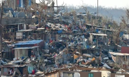 Des maisons en tôle endommagées dans un bidonville du quartier de Kivani à Mamoudzou, à Mayotte le 19 décembre 2024, suite au passage du cyclone Chido
