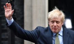 Le Premier ministre Boris Johnson quitte le 10 Downing Street à Londres le 13 décembre 2019 après sa victoire aux élections
