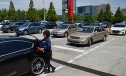 Une conductrice fait le plein à une station-service Costco le 11 mai à Atlanta en Géorgie