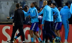 Patrice Evra perd ses nerfs et assène un coup de pied à un supporteur de Marseille venu l'insulter, le 2 novembre 2017 à Guimares, au Portugal