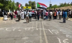 Des manifestants soudanais sont rassemblés devant le QG de l'armée, à Khartoum, le 8 avril 2019