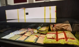 Des pièces à conviction sous scellés le 25 avril 2017 au tribunal d'Amiens, lors du procès de Marcel Ruffet accusé d'avoir tué à coups de fusil quatre personnes, dont un gendarme en aût 2015