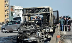 L'épave d'un bus de transport scolaire incendié incendié par son chauffeur, le 20 mars 2019 à San Donato Milanese, en Italie