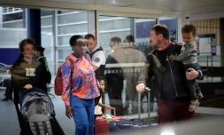 Des personnes évacuées du Niger arrivent à l'aéroport de Roissy-Charles de Gaulle, prÚs de Paris, le 2 août 2023