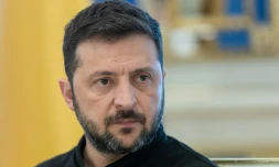 Photo prise et publiée par le service de presse de la présidence ukrainienne, le 24 juillet 2025, du président ukrainien Volodymyr Zelensky lors d'une réunion avec des journalistes à Kiev