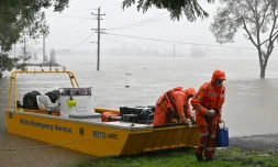 Des milliers d'habitants de la cÎte Est de l'Australie fuyaient leurs domiciles, les pluies diluviennes se dirigeant vers le nord aprÚs avoir inondé Sydney