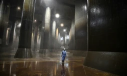Un employé dans le gigantesque complexe souterrain de Kasukabe, qui protège Tokyo des inondations, le 3 septembre 2020 au Japon
