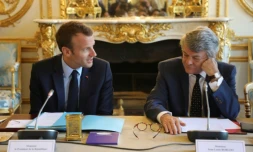 Emmanuel Macron et l'ancien ministre Jean-Louis Borloo le 22 mai 2018 lors de la présentation du plan pour améliorer la vie dans les quartiers en difficultés