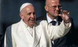Le pape François salue les fidÚles depuis sa papamobile, qui roule en direction du Palais national de Mexico, le 13 février 2016