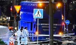 La police scientifique suĂ©doise sur les lieux oĂč un bus a percutĂ© des piĂ©tons dans le quartier d'Ăstermalm Ă Stockholm, en SuĂšde, le 14 novembre 2025