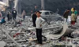 Un jeune garçon au milieu des décombres dans la cour d'une école où sont réfugiés des déplacés, touchée par une frappe israélienne la veille à Gaza-ville, le 4 avril 2025