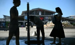 Des personnes se rafraîchissent à une fontaine publique près de la Grande Halle de La Villette alors qu'une vague de chaleur frappe le sud de l'Europe, à Paris, le 29 juin 2025