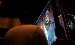 Des Américains rendent hommage à Ruth Bader Ginsburg devant une fresque murale la représentant à Washington