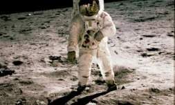 Buzz Aldrin le 20 juillet 1969 sur la Lune, photographié par Neil Armstrong, visible dans le reflet de la visière de son coéquipier