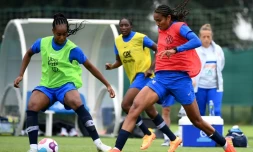 L'attaquante Marie-Antoinette Katoto (g) et Wendie Renard (d) lors d'une séance d'entraßnement des Bleues à Clairefontaine, le 21 juin 2022