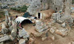 Photo aérienne prise le 1er novembre 2020 montrant le temple romain d'al-Baqirah dans le nord-ouest de la Syrie où des déplacés se sont installés