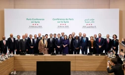 Le président français Emmanuel Macron (13e g), le ministre syrien des Affaires étrangères Assaad al-Chaibani (11e g) et les participants à la Conférence internationale sur la Syrie, le 13 février 2025 à Paris