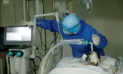 Un infirmier s'occupe d'un patient atteint de Covid-19 à l'unité de soins intensifs de l'hÎpital universitaire Rafic Hariri à Beyrouth le 13 novembre 2020