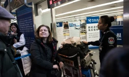 La correspondante en Chine de l'hebdomadaire français L'Obs, Ursula Gauthier, le 31 décembre 2015 à l'aéroport de Pékin