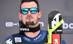 L'Italien Dominik Paris pose sur le podium après avoir remporté la descente de Bormio, le 27 décembre 2019
