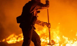Un pompier du comté de Los Angeles lutte contre le Bobcat fire dans la forêt nationale d'Angeles, au nord de la ville de Monrovia en Californie, le 11 septembre 2020 