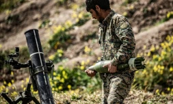 Un membres des Forces démocratiques syriennes (FDS) sur la ligne de front afce au groupe Etat islamique (EI) le 13 mars 2019 à Baghouz en Syrie