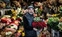 Un fleuriste pose à Paris le 27 novembre 2020 à la veille de la réouverture des commerces dits "non essentiels"