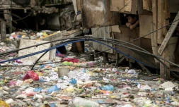 Un ruisseau rempli de plastiques dans un bidonville de Manille le 12 mai 2018.