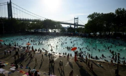 Baignade Ă la piscine Astoria lors d'une vague de chaleur, le 20 juillet 2019 Ă New York