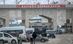 Des Iraniens arrivent sur le sol turc via le principal poste-frontière de Razi-Kapiköy entre l'Iran et la Turquie, le 31 janvier 2026
