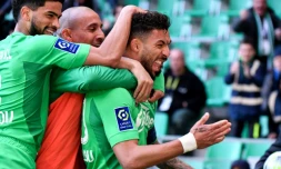 Le Stéphanois Denis Bouanga félicité par ses coéquipiers aprÚs son but contre Metz, le 6 mars 2022 à Geoffroy-Guichard